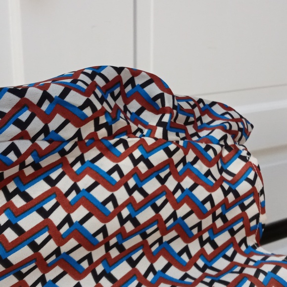 💙T Tahari💙 - Geometric Top - Picture 10 of 16